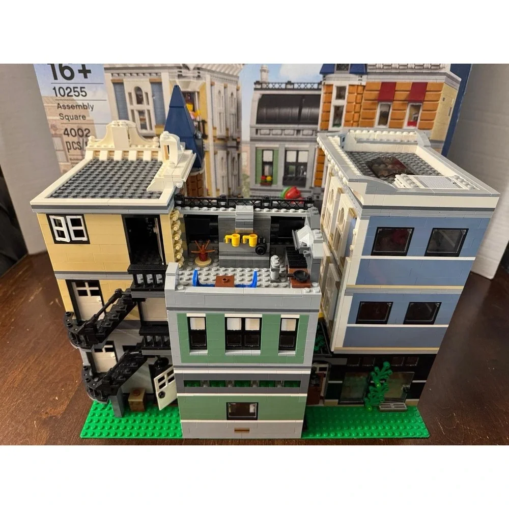 LEGO 10255 Assembly Square 10th Anniversary 99% Complete w/Box No Manual Retired